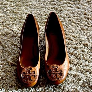 Tory Burch wedge in tan. Size 8.5